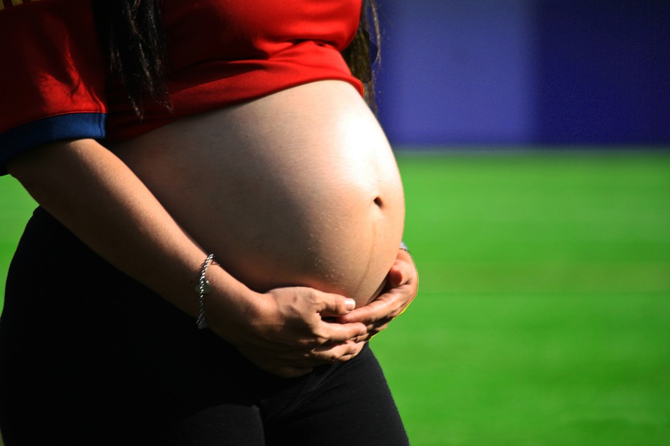 Грудное вскармливание во время беременности