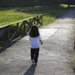 Ребёнок ходит на носочках в 2 года: причины