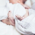 Что делать, если болит животик у новорожденного
