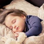 Младенец кряхтит, сопит и хрюкает во сне: почему это происходит