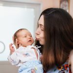 Почему так важно общаться с новорожденным ребенком